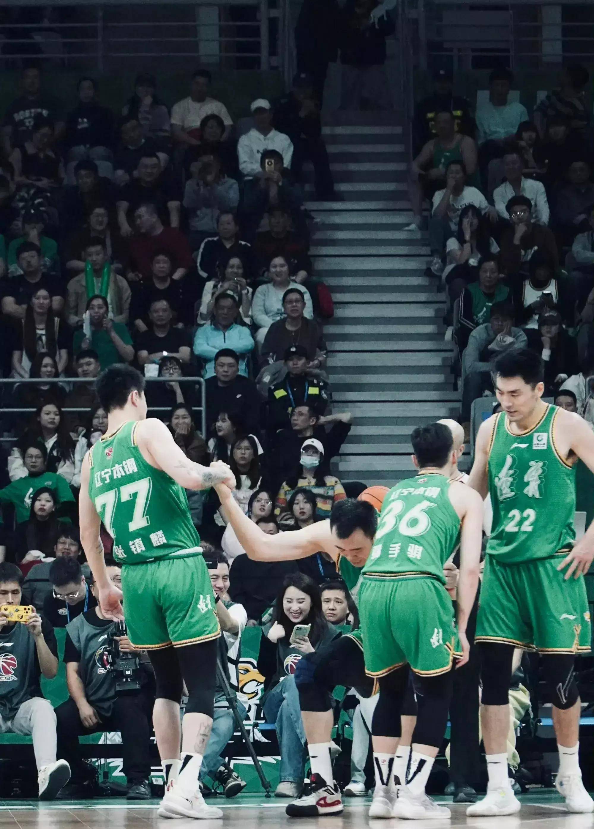 CBA传奇谢幕,球迷泪洒赛场 CBA传奇谢幕,球迷泪洒赛场