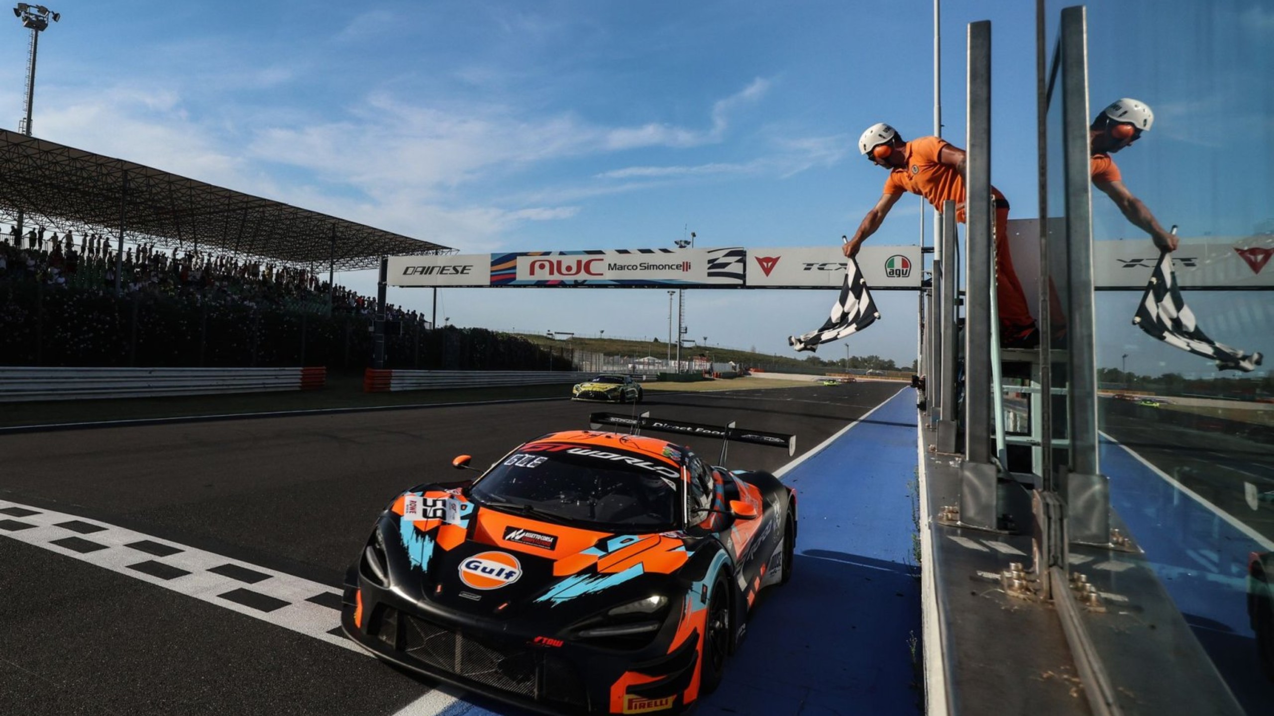 迈凯伦横扫梅赛德斯，塞恩斯点燃赛场